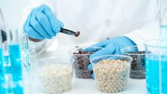 Учёный в перчатках