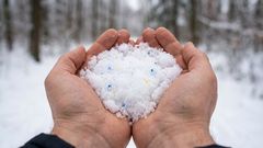 Микропластик в снегу