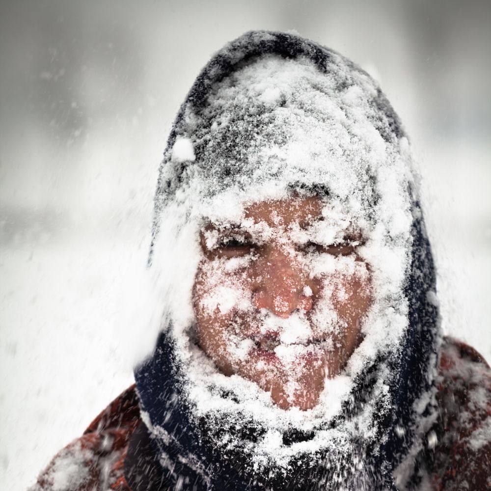 Ужасный холод. Человек в снегу. Людм в снегу. Человек в снегу смешные.