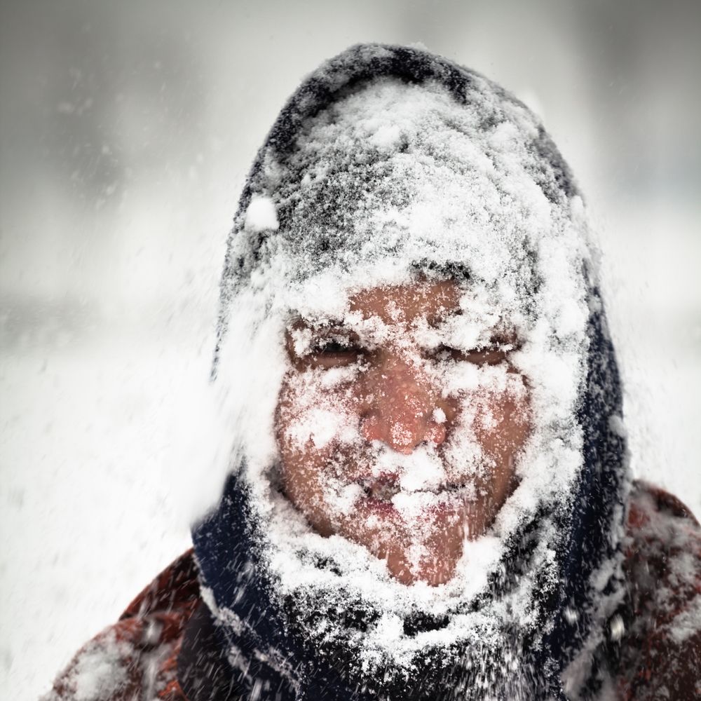 Поставь cold. Человек в снегу. Человек в снегу смешные. Человек весь в снегу.