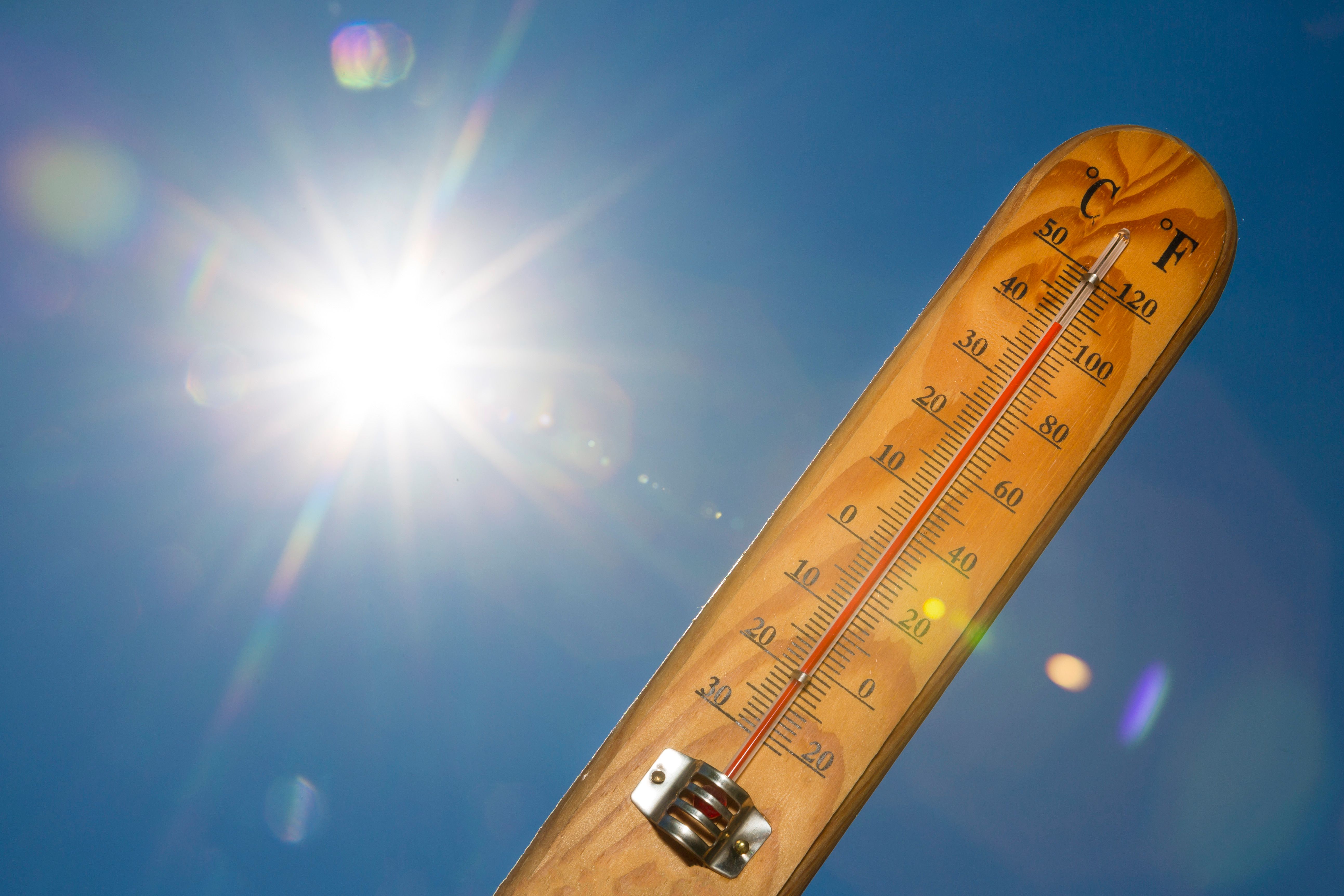 Повышение температуры воздуха приводит к. Термометр солнце. Градусник жара. Градусник лето. Высокая температура воздуха.