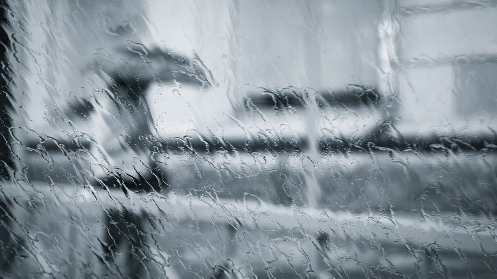 Бежать под дождем. Девушка под дождем. Дождь в городе. Человек бежит под дождем. Нежданный дождь.