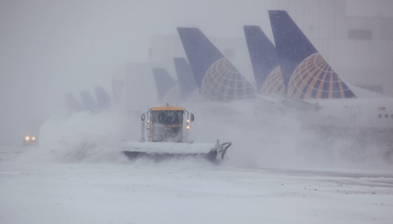 Снегу было мало снежных буранов то же. Снежная буря в аэропорту. Снегопад в аэропорту. Самолет в снегопад. Метель аэропорт.